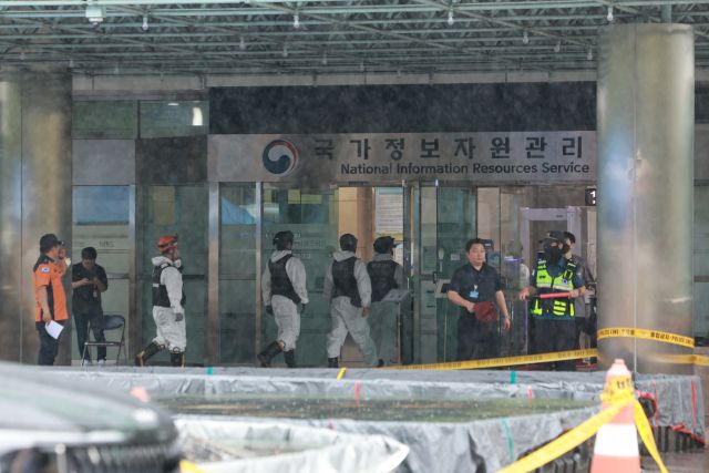 28일 대전 유성구 국가정보자원관리원 화재 현장에서 합동감식을 위해 소방, 경찰, 국립과학수사연구원 관계자들이 이동하고 있다. 연합뉴스