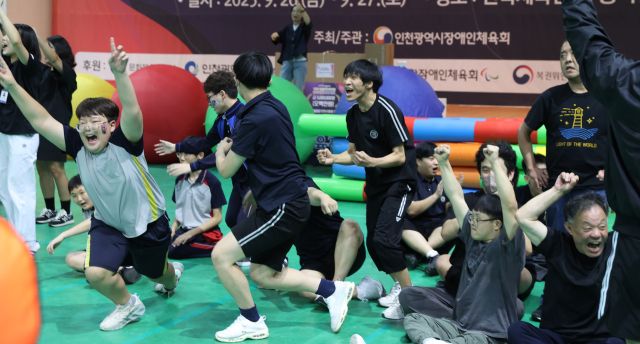 인천시장애인종합생활체육대회에 참가한 선수들이 경기를 펼치고 있다. 인천시장애인체육회 제공