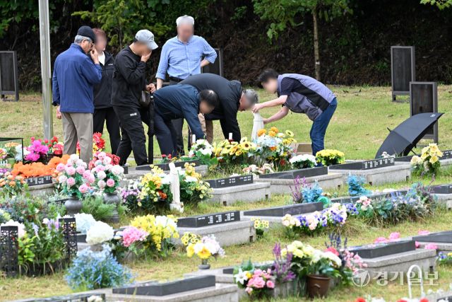 추석 연휴를 닷새 앞둔 28일 오후 용인평온의숲 자연장지에서 성묘객들이 조상의 묘를 찾아 성묘를 하거나 묘를 돌보고 있다. 김시범기자