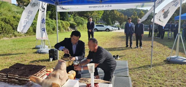 백영현 포천시장이 동절기 가축전염병 차단을 기원하며 헌주하고 있다. 손지영 기자