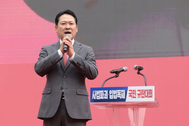 국민의힘 장동혁 대표가 28일 서울 시청역 인근 세종대로에서 열린 사법파괴 입법독재 국민 규탄대회에서 대국민 연설을 하고 있다. 연합뉴스