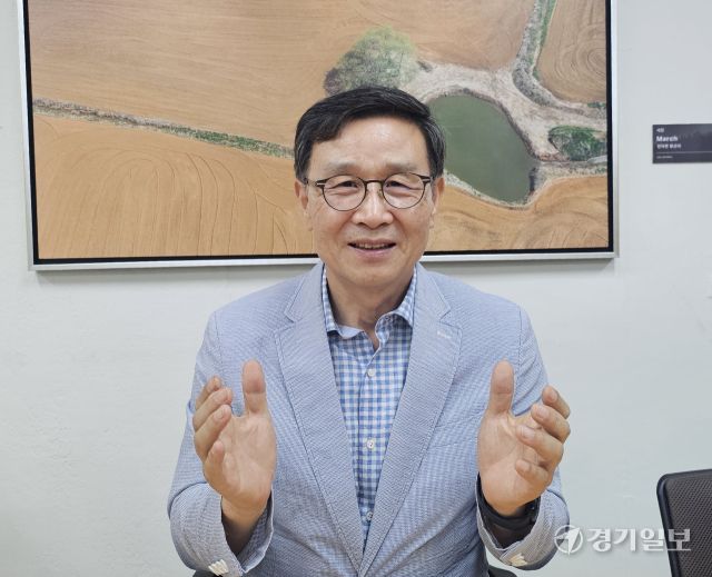 오중근 평택문화원 원장이 경기일보와의 인터뷰에서 밝게 웃고 있다. 윤동현 기자