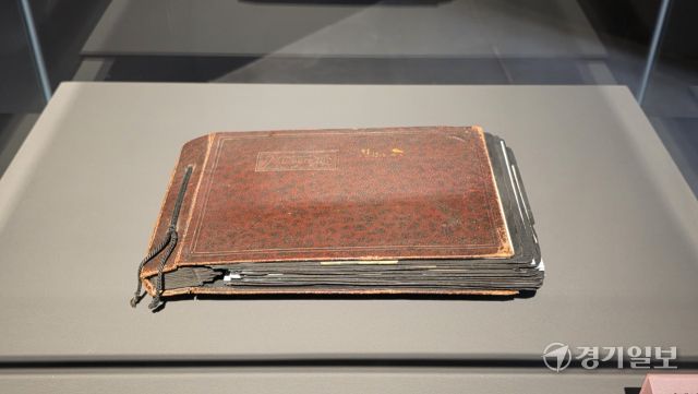전시의 출발점이자 작가의 유일한 유품인 사진첩(가운데)을 영인본으로 만나볼 수 있다. 이나경기자