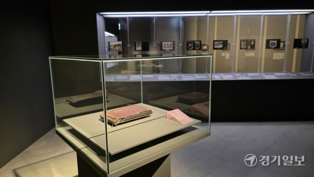 수원시립미술관 개관 10주년을 기념한 한국근현대미술전 ‘머무르는 순간, 흐르는 마음’ 전경. 전시의 출발점이자 작가의 유일한 유품인 사진첩(가운데)의 영인본이 마련돼 있다. 이나경기자