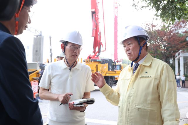 최대호 안양시장이 동안구 호계1동 안양국제유통단지 인근 거푸집(콘크리트 형틀) 붕괴사고현장을 긴급 방문해 신속한 사고 수습과 안전조치를 지시하고 있다. 안양시 제공