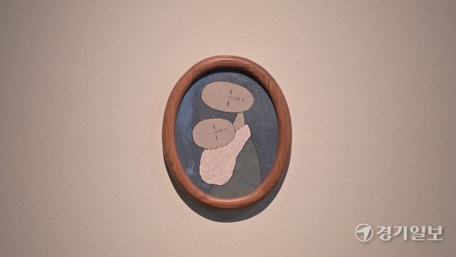 백영수作, ‘모자’(1985). 일찍이 아버지를 여의고 생계를 책임졌던 어머니에 대한 복잡한 감정은 그의 오랜 주제였다. 수원시립미술관 제공