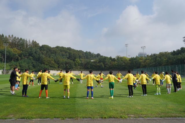 지난 26일부터 이틀간 수원월드컵경기장에서 진행된 ‘2025 월드컵재단 골키퍼클리닉’에서 참가자들이 함께 훈련하고 있다. 수원월드컵경기장관리재단 제공