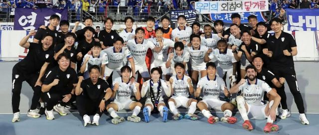 수원 삼성 선수단이 지난 27일 아산 이순신종합운동장에서 열린 ‘하나은행 K리그2 2025’ 31라운드 원정 경기에서 충남아산을 3대1로 꺾고 기념촬영을 하고 있다. 수원 삼성 제공