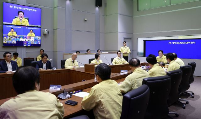 이재명 대통령이 28일 정부서울청사 중앙재난상황실에서 국가정보자원관리원 화재 관련 중앙재난안전대책본부 회의를 주재하고 있다. 연합뉴스