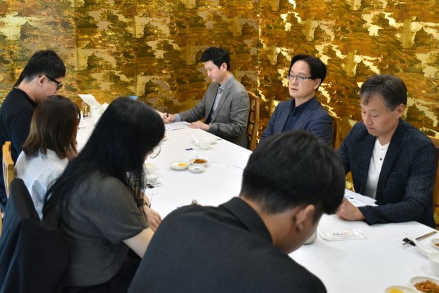 강성천 경기연구원장(가운데)이 29일 수원 인계동의 한 중식당에서 경기연구원의 미래 전략에 대해 설명하고 있다. 경기연구원 제공.