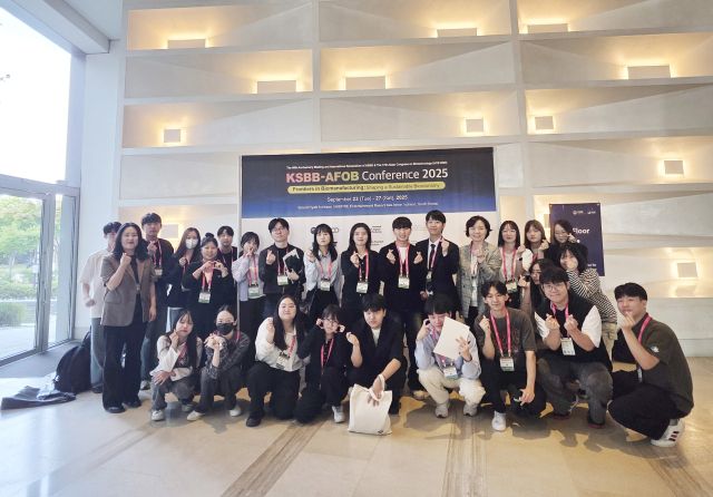 2025 한국생물공학회 캡스톤디자인 경진대회에서 금·은상 등을 수상한 재능대학교 바이오생명과 학생들과 지도교수들이 기념촬영을 하고 있다. 재능대학교 제공