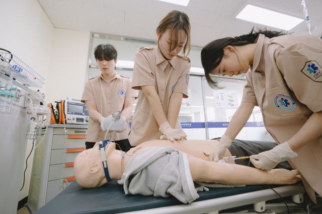 서정대학교 응급구조학과 학생들이 심폐소생술을 실습하고 있다. 서정대학교 제공