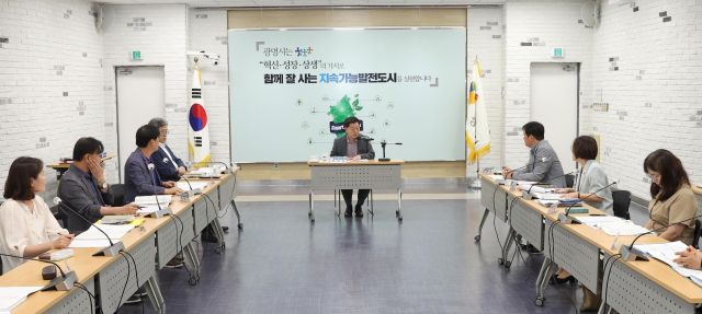 박승원 광명시장이 지난해 8월 2025년도 주요업무계획 보고회를 주재하고 있다. 광명시 제공