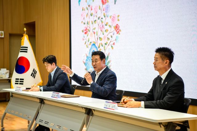 포천시 백영현 시장이 미주한인회총연합회와의 우호협력 간담회에서 포천시의 비전과 협력 방안을 제안하고 있다. 포천시 제공