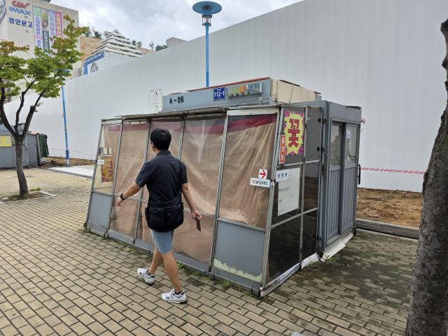 부천시 원미구 상동에 설치된 시가 허가한 노점판매대인 햇살가게가 훼손된 채 방치되고 있어 미관을 해치고 있다. 김종구기자