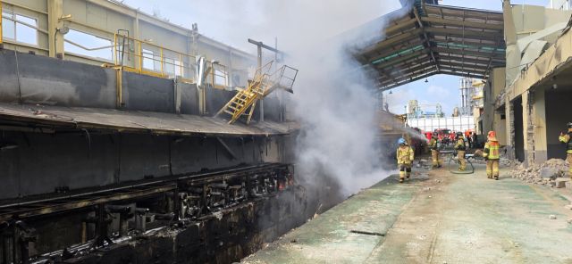 29일 오후12시43분께 인천 중구 북성동 한 공장에서 불이 나 소방대원들이 진화에 나서고 있다. 인천소방본부 제공