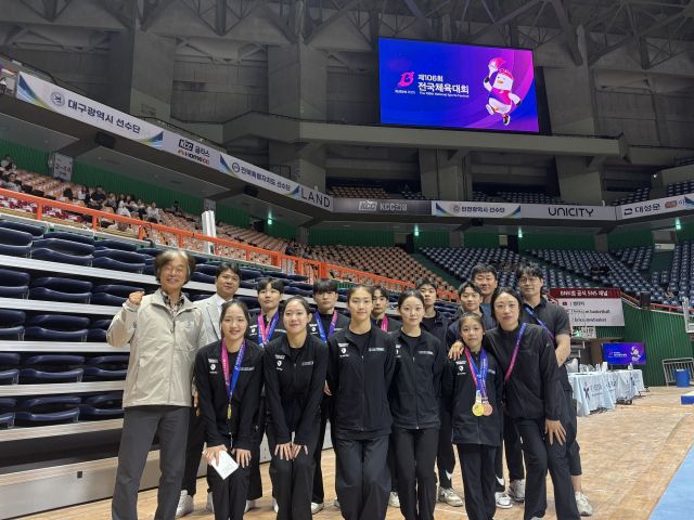 인천체육고등학교 체조 선수들과 지도자들이 전국체육대회를 마치고 기념 사진을 찍고 있다. 인천체육고등학교 제공