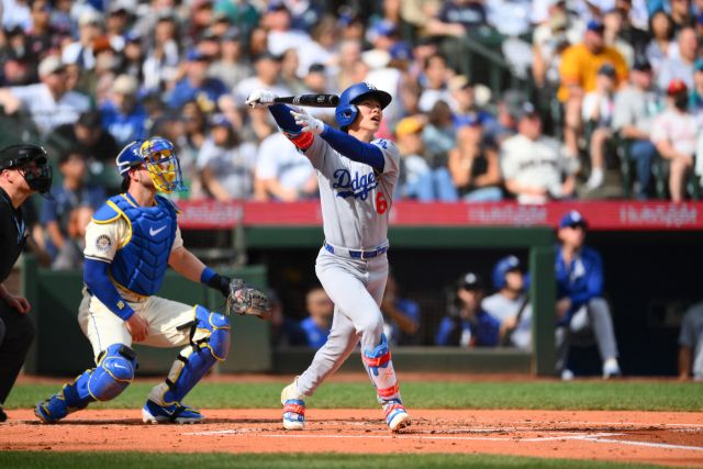 LA 다저스의 김혜성이 29일(한국시간) 미 워싱턴주 시애틀의 T-모바일 파크에서 열린 2025 메이저리그 정규 시즌 최종전 시애틀 매리너스와의 원정 경기서 2회초 2점 홈런을 때려내고 있다. 로이터=연합뉴스