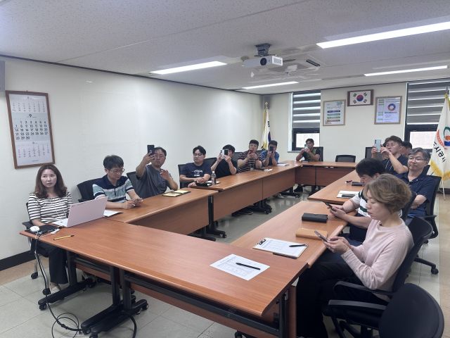 과천도시공사 직원들이 교육을 받은 후 전자서약을 진행하고 있다. 과천도시공사 제공