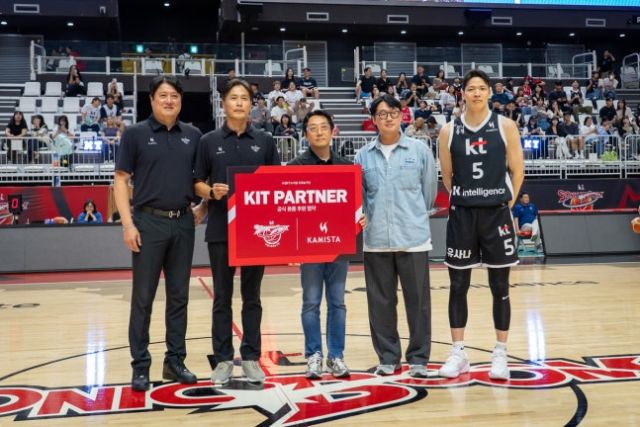 지난 27일 수원 KT소닉붐 아레나에서 열린 ‘2025 KBL 오픈매치데이’ 수원 KT소닉붐과 안양 정관장의 경기 후, KT소닉붐 선수단과 스포츠웨어 브랜드 카미스타 관계자들이 용품 후원 계약 체결을 기념해 기념촬영을 하고 있다. KT소닉붐 제공