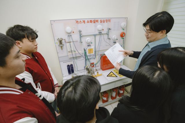 서정대학교 소방안전관리과 학생들이 교수로부터 설명을 듣고 있다. 서정대학교 제공