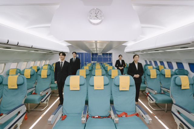 서정대학교 호텡관광과 학생들이 여객기 모형에서 실습을 하고 있다. 서정대학교 제공