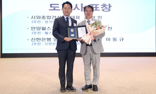 고영인 경기도 경제부지사(왼쪽), 안양윌스기념병원 이동찬 병원장(오른쪽). 안양윌스기념병원 제공.