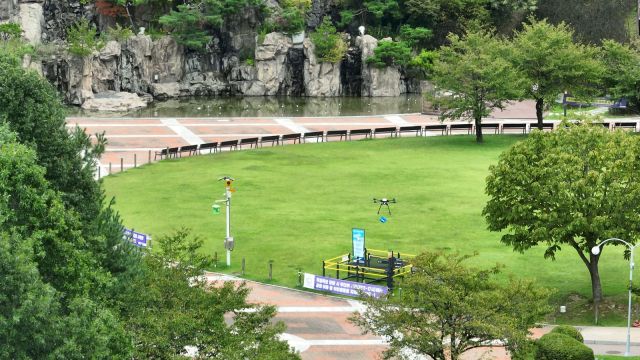 안양시가 운영 중인 드론이 병목안 시민공원으로 물품을 배송하고 있다. 안양시 제공