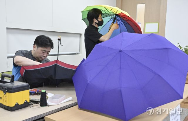 수원특례시, 찾아가는 우산수리 [포토뉴스]