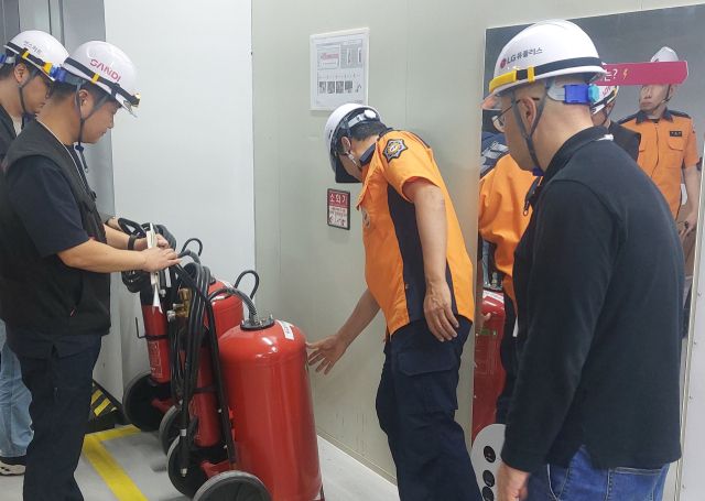 안양소방서가 대전 국가정보자원관리원 전산센터 화재를 계기로 관내 대형 데이터센터에 대한 화재안전관리 점검을 하고 있다. 안양소방서 제공