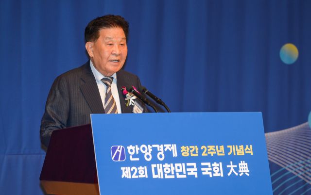 ▲신항철 회장은 개회사에서 “우리는 지역신문의 울타리에 머무르지 않고 종합 미디어 그룹, 더 나아가 글로벌 미디어 그룹으로 도약을 꿈꾼다. 그 꿈의 첫 걸음이 바로 한양경제”라며 “한양경제는 지난 2년 간 깊이 있는 실증 분석과 날카로운 통찰로 독자들에게 신뢰성 있는 경제 정보를 제공했다”고 강조했다. 경기일보