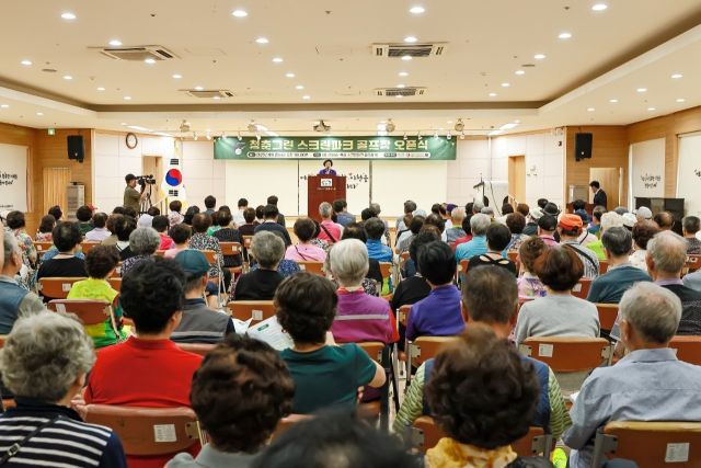 이천시가 노인복지관에 스크린 파크 골프장 오픈해 김경희 시장이 인사말을 하고 있다. 이천시 제공.