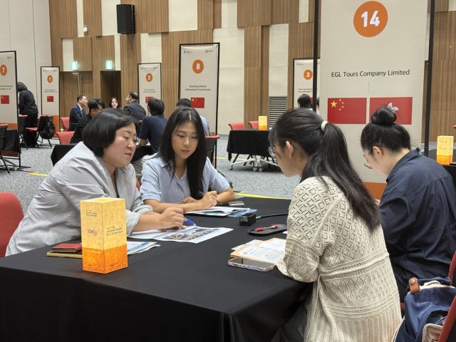 2~5일까지 열리는 ‘2025 인천 송도국제회의복합지구 마이스 트래블마트(ISITM)’에서 국내외 비즈니스 참가자들이 1대 1 미팅을 하고 있다. 인천관광공사 제공