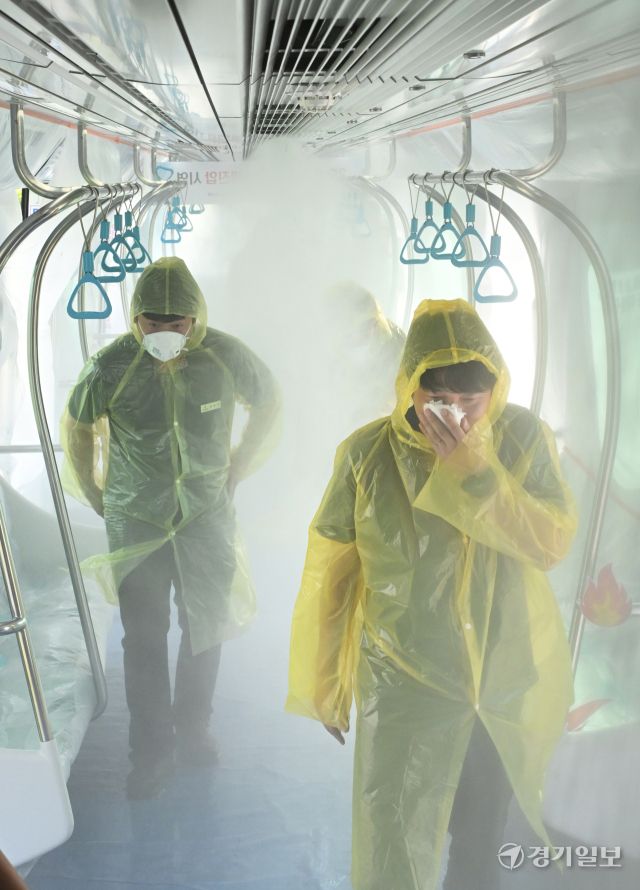 3일 인천 남동구 인천교통공사 운연차량사업소에서 미분무소화설비(물을 미세한 입자로 분무하는 화재진압장치)를 이용한 무인 전동차 화재진압 시연을 하고 있다. 인천교통공사는 인천 1호선 9개 편성과 2호선 무인열차 전 편성에 국내 최초로 전동차 내 화재진압 시스템을 도입해 운영중하며 화재시 미분무소화설비의 동작을 통해 짧은 시간 내에 초기 진압 능력을 검증하기 위해 시연을 마련됐다. 조병석기자