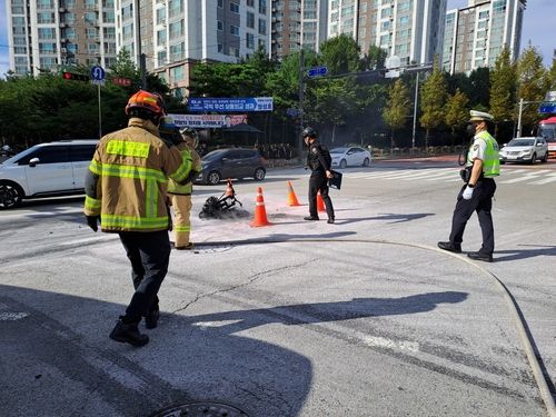 양주 고읍동 사거리 전기 킥보드와 승용차 충돌사고 현장. 양주소방서 제공