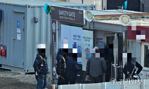 지난 3월10일 오후 평택 현덕면 아파트 신축현장에서 하청업체 소속 근로자 2명이 추락하는 사고가 발생했다. 사진은 사고 발생 이후 현장 관계자들이 출입게이트로 들어 가는 모습. 윤동현기자