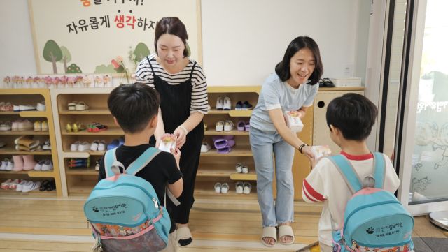 하남 단가람유치원 학부모회가 주관하고 다함께 축하하는 네번째 생일 축하 모습. 단가람유치원 제공