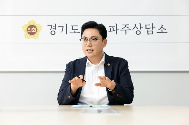 3일 경기도의회 더불어민주당 총괄수석부대표 이용욱 의원(파주3)이 파주시 경기도의회 파주상담소에서 ‘경기도 기술학교 북부 분원 설치를 위한 간담회’를 열고 경기도 기술학교 북부 분원 설치의 필요성을 설명하고 있다. 경기도의회 제공