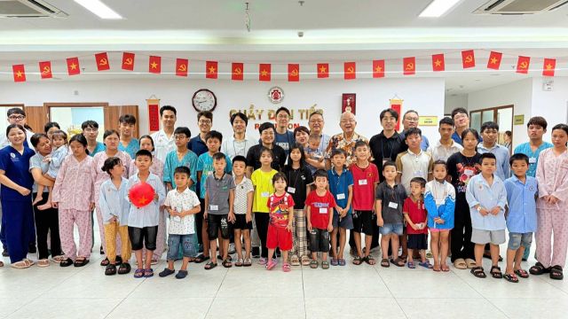 분당서울대병원 등 봉사단이 얼굴기형 수술을 받은 베트남 어린이들과 기념촬영을 하고 있다. 분당서울대병원 제공