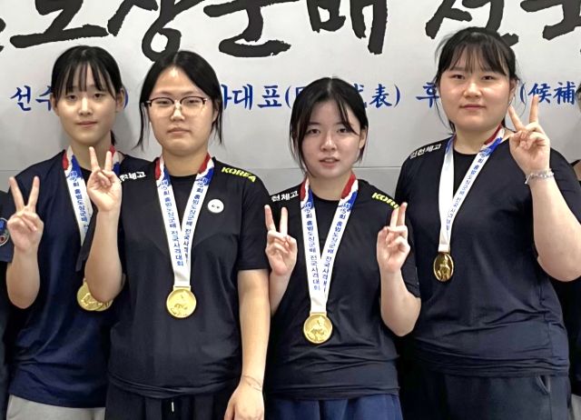 3일 열린 ‘제5회 홍범도장군배 전국사격대회’ 여자 고등부 25m 권총 단체전서 우승을 차지한 인천체고 선수단. 인천체고 제공