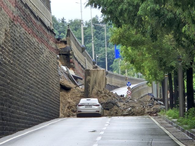 7월16일 오후 7시4분께 발생한 오산시 가장교차로 옹벽 붕괴 현장 모습. 경기일보DB