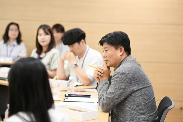 조용익 부천시장이 시청 회의실에서 열린 ‘정부 국정기조 민원 실무토론회’에서 시민이 체감하는 현장 중심 행정을 당부하고 있다. 부천시 제공