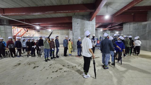 이천시 안흥동 지역주택조합이 조합원들에게 순조로운 공사 진행사항을 알리기 위해 공사 현장 방문 행사를 개최했다. 안흥동 지역주택조합 제공.