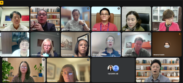 김포교육지원청과 미국 메릴랜드주 하워드카운티교육청 당국자와 학교장들이 화상회의를 실시하고 있다. 상단 좌측 통역자, 상단 왼쪽 2번째 분부터 운양초교 전종근 교장, Patapsco Middle school Kelly Hearns, 가현초교 박계원 교장, 유현초교 김은하 교장, 김포제일고 정선주 교장. (2번째줄) 좌측부터 향산초중교 이경아 교장, 하워드카운티교육청 국장 Jen Robinson, Waverly Elementary school Cherilyn Brown, Hollifield Station Elementary school Amanda Wadsworth, Northfield Elementary school Sean Martin. (3번째줄) 좌측부터 하워드카운티교육청 민우, Patapsco Middle school Kelly Hearns, 김포교육지원청 박세훈 장학사(김포교육지원청 국제교류 담당장학사). 김포교육지원청 제공.