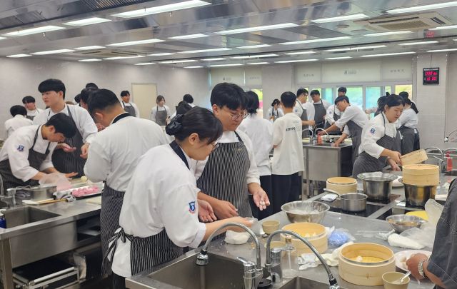 경동대 외국인 유학생들이 30일 추석 명절 음식을 만들며 즐거운 시간을 갖고 있다. 경동대 제공