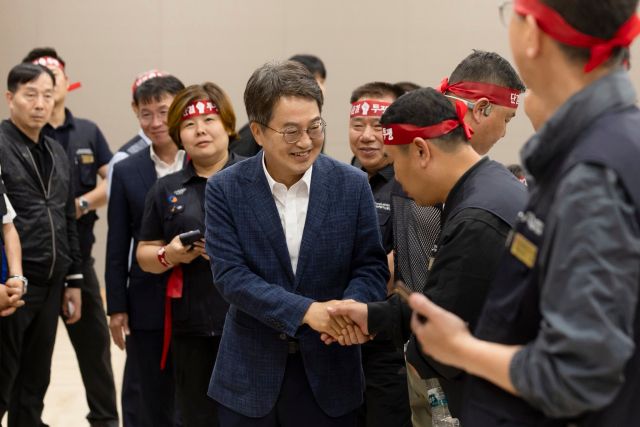 1일 오전 김동연 경기도지사가 경기지방노동위원회에서 열린 경기도 버스 노사 협상장을 방문하여 노동자측 관계자들과 인사를 하고 있다. 경기도 제공