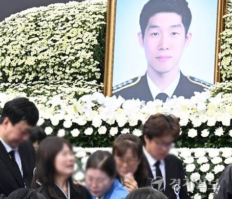 지난 15일 인천 서구 인천해양경찰서에서 영흥도 갯벌에 고립된 70대 중국인을 구조하다 숨진 故 이재석 경사의 영결식에서 유가족이 오열하고 있다. 경기일보DB