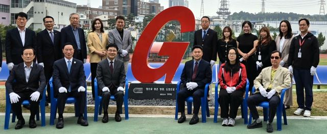 경기체육고등학교가 개교 30주년을 맞은 가운데 홍정표 경기도교육청 제2부교육감, 이원성 도체육회장, 김호철 경기체고 교장 등 관계자들이 기념촬영을 하고 있다. 임창만기자