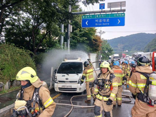 30일 오전 11시4분께 인천 연수구 청학동 청학사거리에서 1t 탑차에 불이 나 소방대원들이 진화에 나서고 있다. 인천소방본부 제공