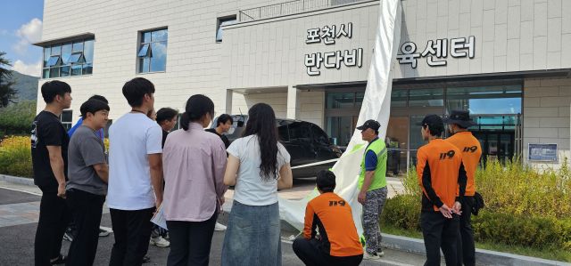 포천소방서 소방관이 반다비체육센터에서 소화전·소화기·심폐소생기 등의 사용법과 옥상에 설치된 승강기 사용법을 시현했다. 손지영